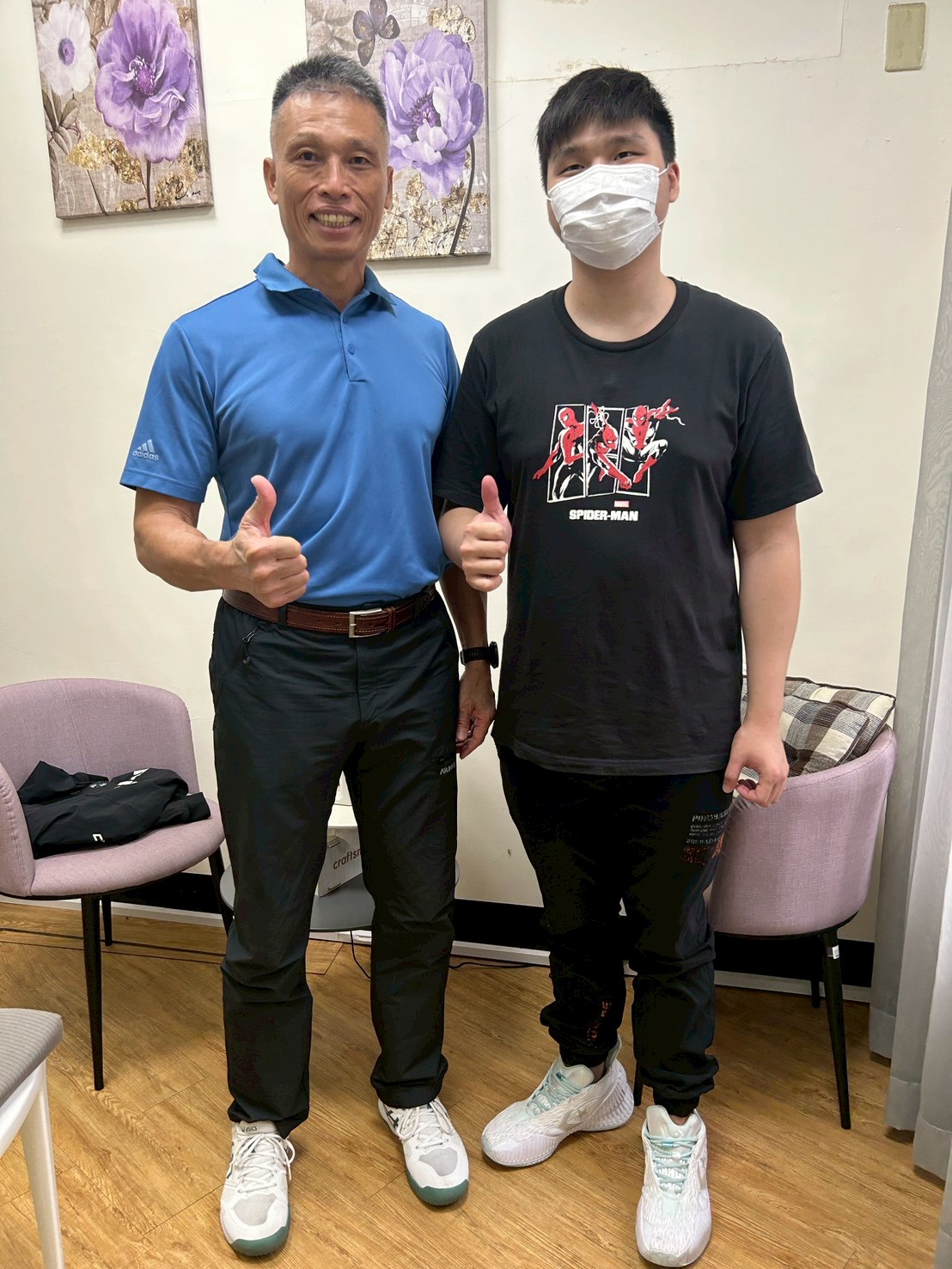 蔡葉榮學務長與學生開心合照