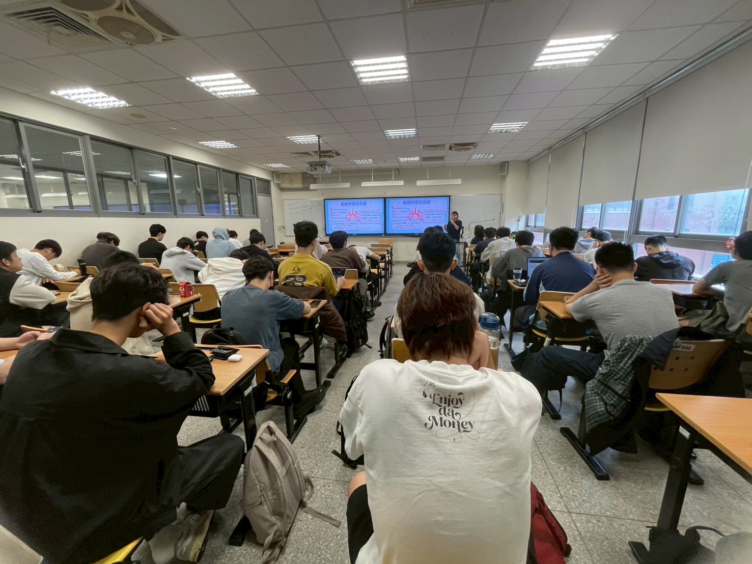 呼吸道傳染病 (如流感、COVID-19、肺結核)： 預防方式：佩戴口罩、落實呼吸道衛生與咳嗽禮節（咳嗽時遮掩口鼻）、保持室內通風。