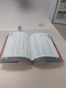 在圖書館閱讀好書