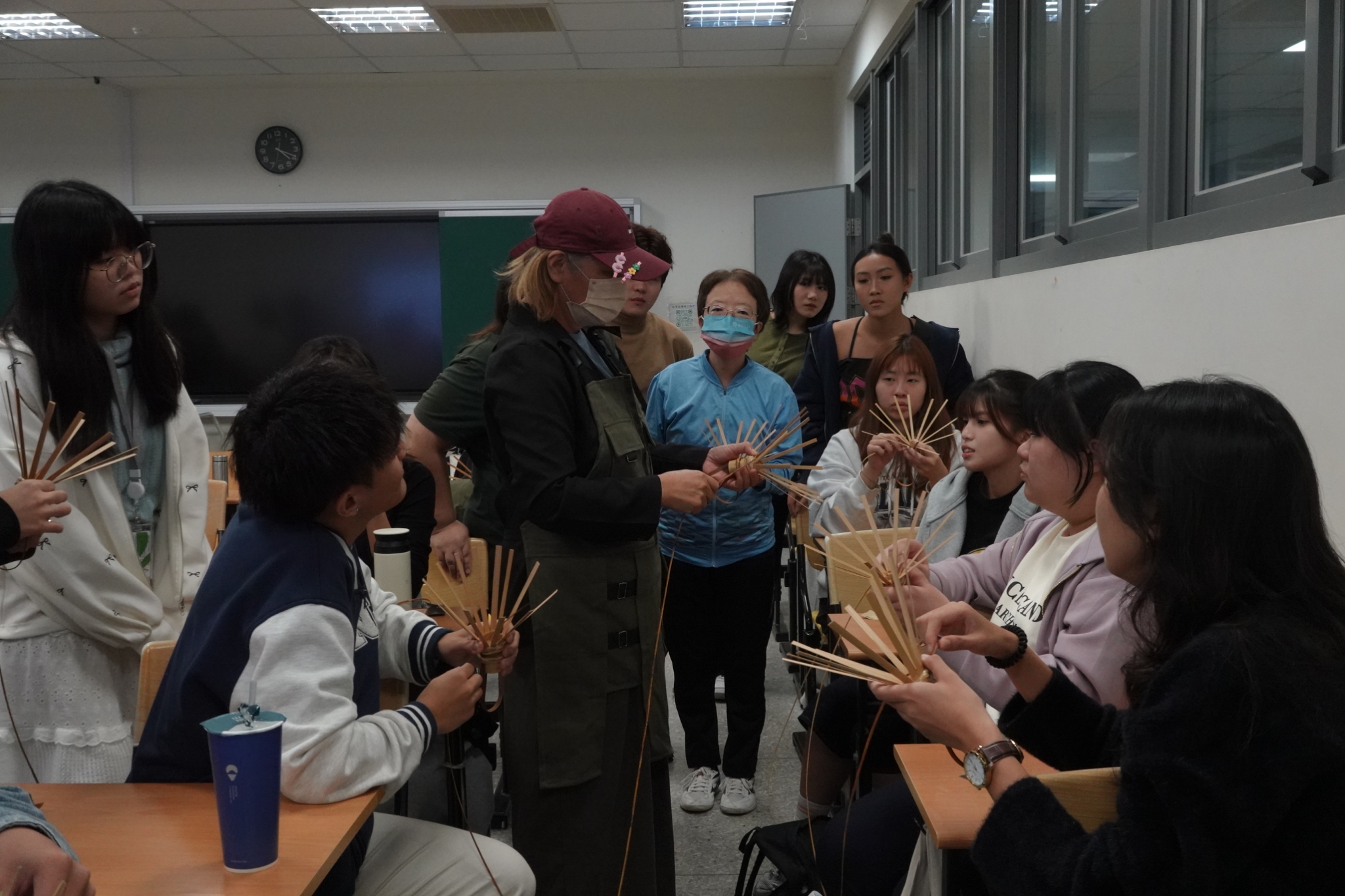 助教說明魚筌編織方式