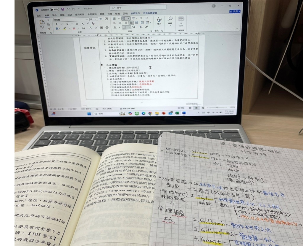 在宿舍重新整理行政學的筆記，讓重點更精簡、易懂。