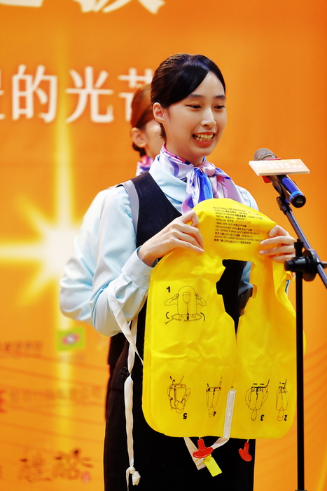 6.芝山大使黃煜珊呈現航空禮儀