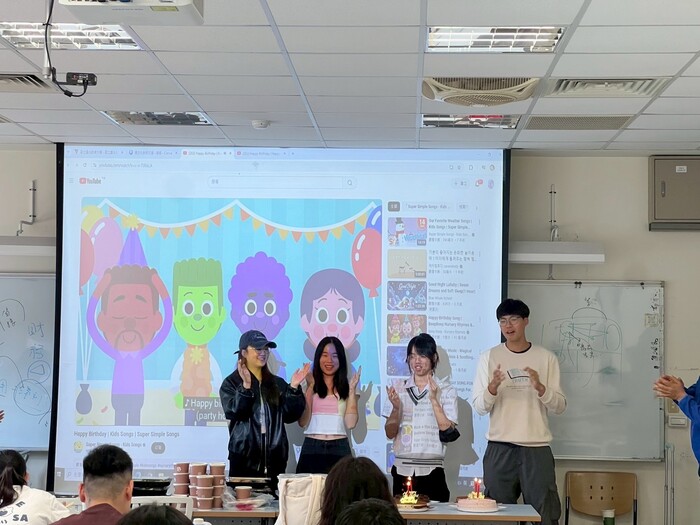 大家一起唱生日快樂歌~