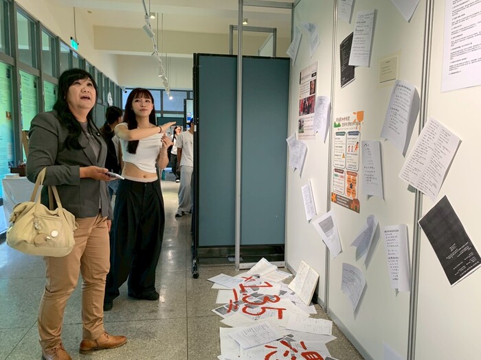 委員於講座開始前參觀校內原民生所舉辦之族群議題展覽，對展覽的議題感到佩服。
