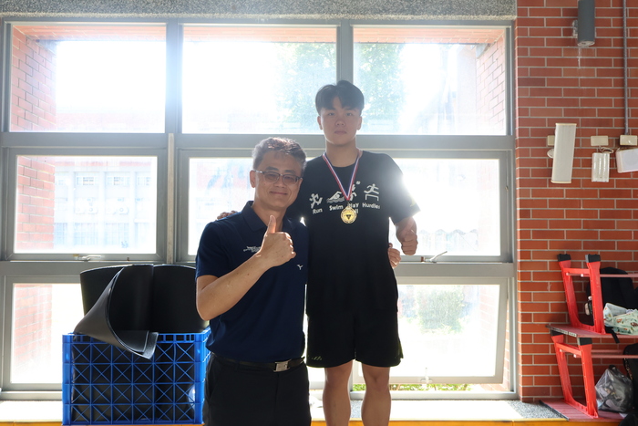 體育系 黃英哲主任 頒獎圖片