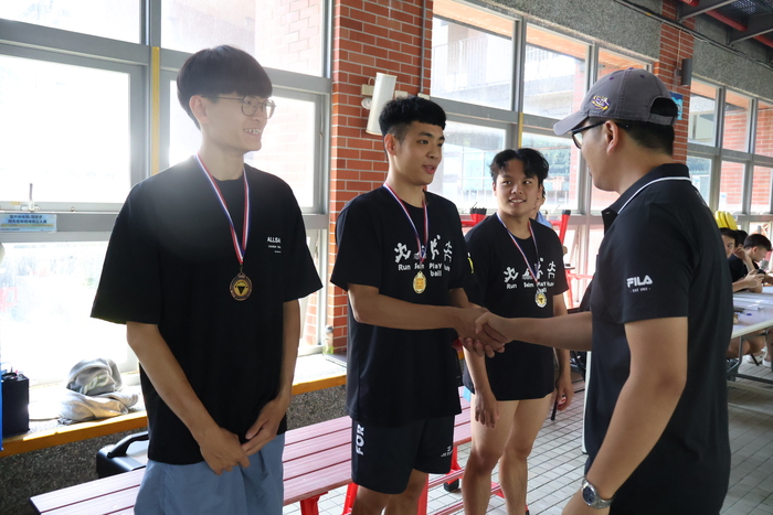 體育系 黃泰諭老師 頒獎圖片