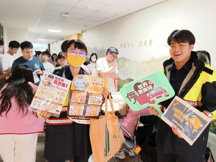 臥龍派出所員警交通安全宣導圖片