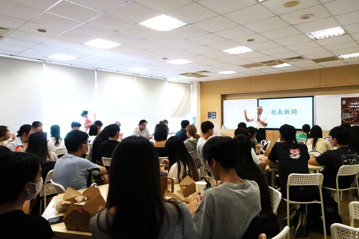 校長勉勵原住民學生努力學習，勇敢追夢，並善用學校資源