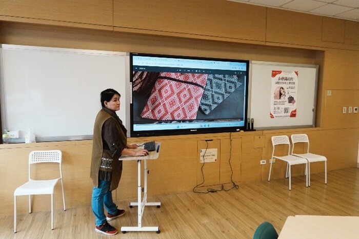 素花老師分享關於「Sayo莎喲藝品坊」的創業理念以及品牌設計的意涵。