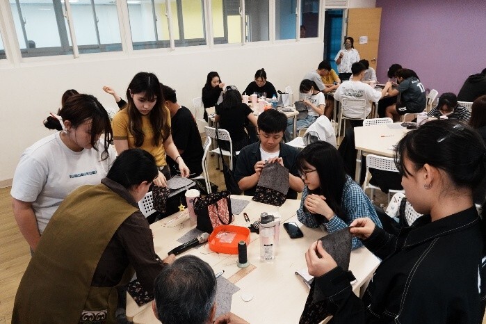 進入手工藝品時間，素花老師教導大家縫製、手提包的技巧。