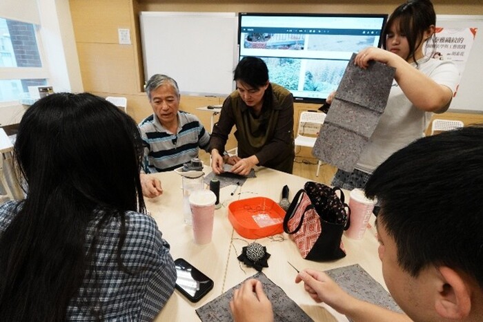 講座進行時，素花老師會逐桌關心同學的進度並適時提供指導