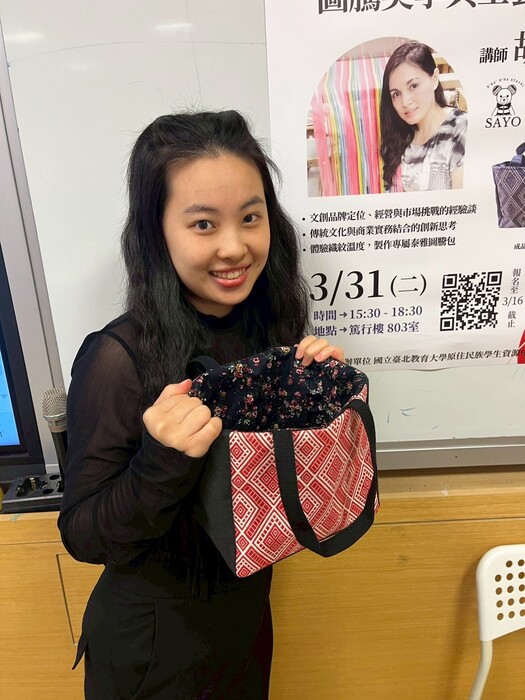 學生親手製作完成兼具文化意義及實用性的「泰雅織紋手提包」。
