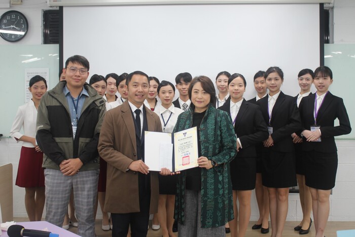 朝陽科大飛航系李怡華老師為本次「禮賓親善增能交流活動」擔任課程講師