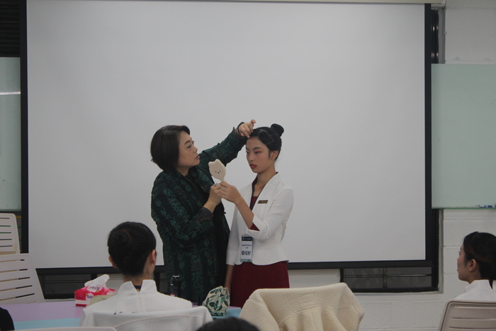 李怡華老師提醒禮賓服務人員妝髮造型的注意事項