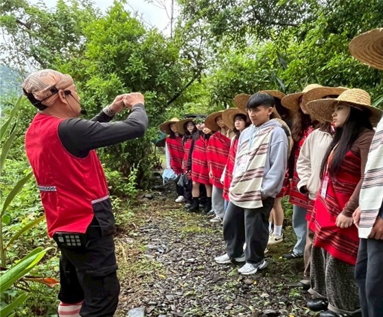 大家仔細聆聽老師講解關於山林的傳統知識。