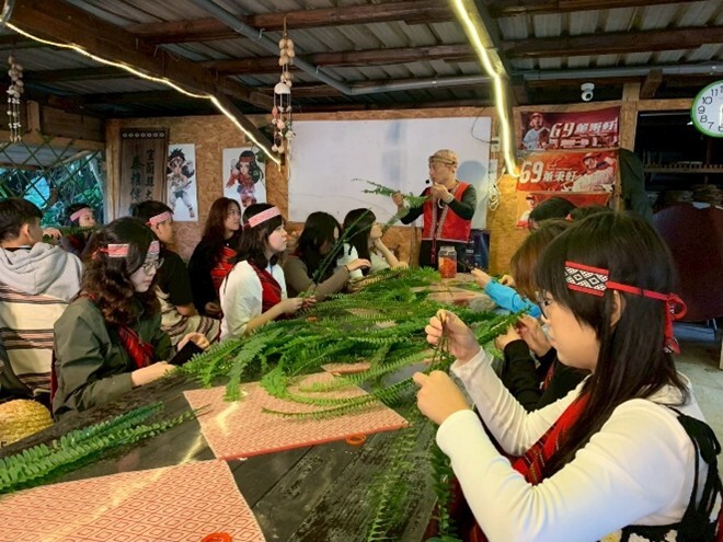 製作泰雅族迎接貴賓的花圈，講師一步步帶領大家完成心中最美的樣式