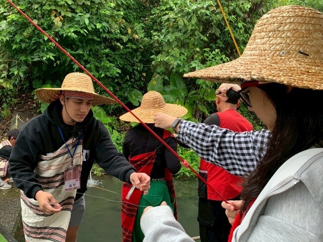 體驗泰雅傳統的漁獵，透過老師傳授親身經驗，大家逐漸上手。