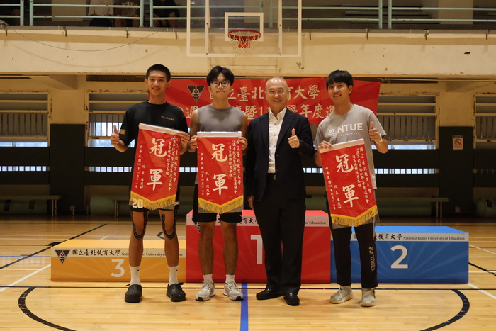 陳慶和校長於閉幕典禮中頒發男乙組個人錦標獎項圖片