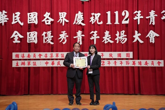 幼兒與家庭教育學系四年級黃霈潔同學代表本校出席「中華民國各界慶祝112年青年節全國優秀青年表揚大會」