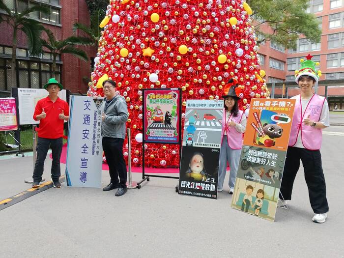 發放交通安全宣導小卡片
