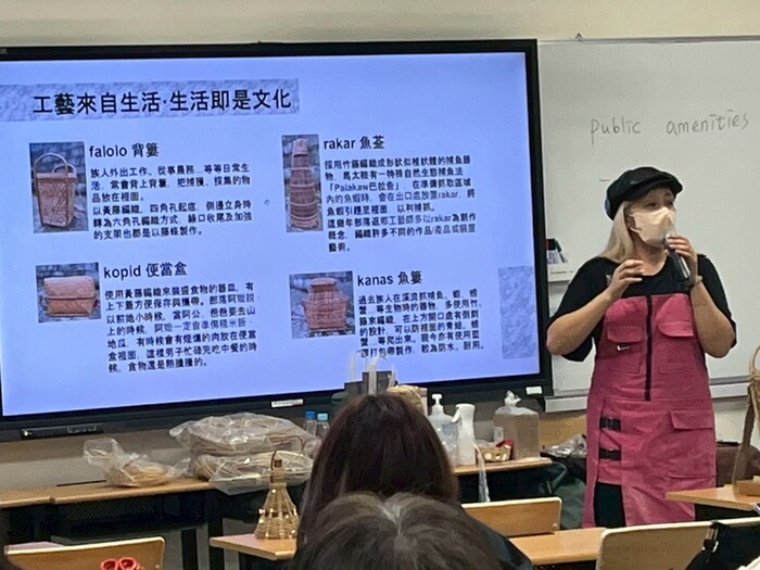 講師講解阿美族竹編工具以及使用時間和方式。圖片