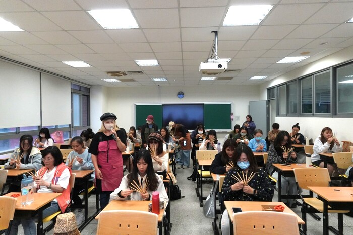 講師和助教輪流幫助學生檢查編織狀況。圖片