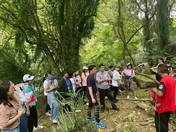 仔細聆聽耆老講解傳統狩獵陷阱文化圖片