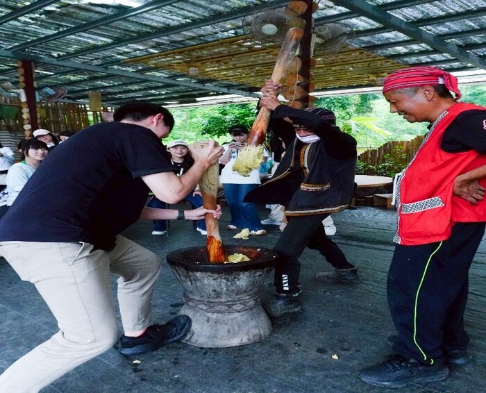 搗麻糬活動,體驗族人辛勤的勞動,為所食付出勞力圖片