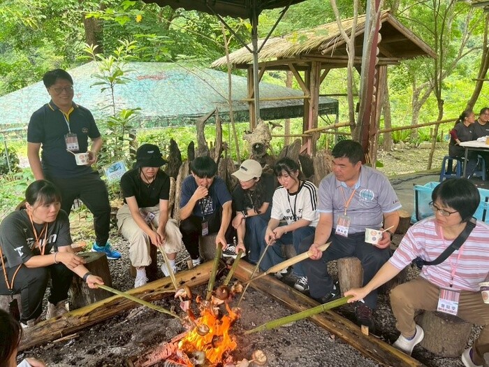 體驗部落傳統烤肉,以火為中心圍成一圈,邊燻烤邊談天圖片