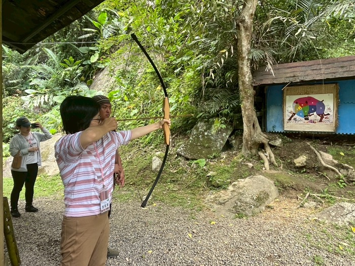 部落講師指導同仁有關射箭技巧圖片