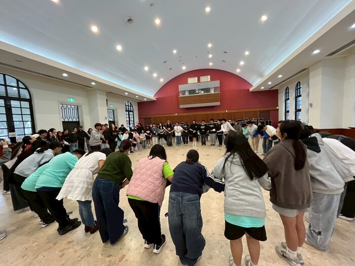 帶領學生跳原住民樂舞