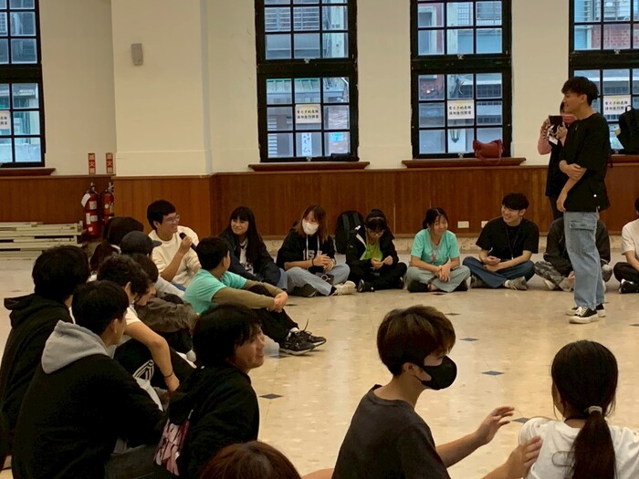 與學生互動交流