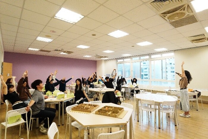 老師帶領學生們藉由不同姿勢的延伸、縮小來察覺身體的感覺