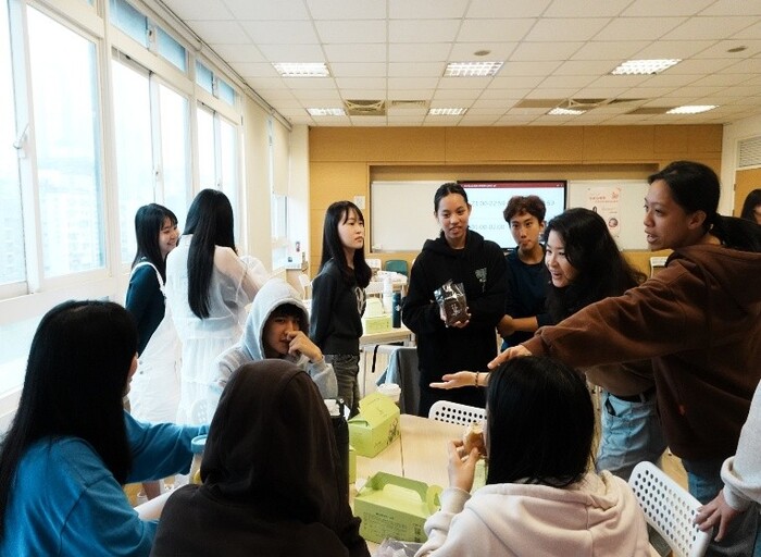 藉由小組討論和簡易的遊戲引導學員回首成長過程中的情緒反應。