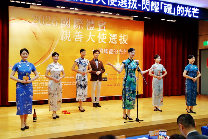 5.國際禮賓親善大使選拔 芝山親善大使巫牧耘穿著旗袍展現優雅儀態