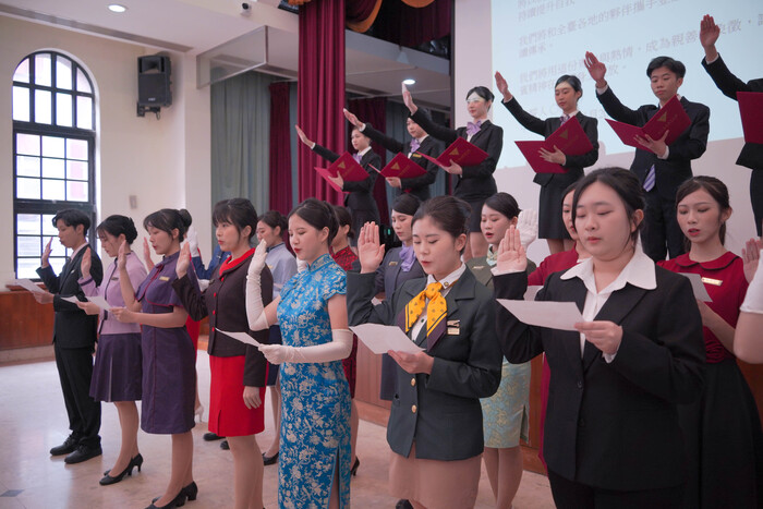 本校芝山親善大使團帶領各校代表齊聚舞台進行親善誓約