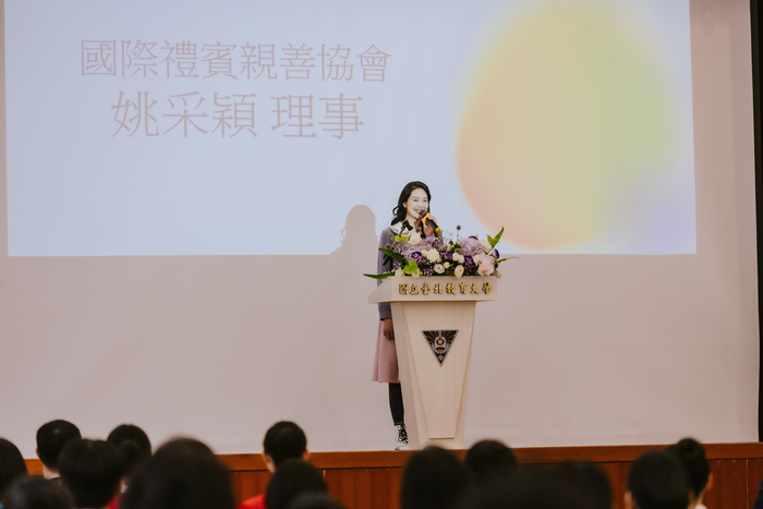 芝山親善大使團美姿美儀老師姚采穎與在場所有的同學分享，一個人談吐優雅是永遠不會褪色的美